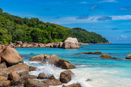 Plages paradisiaques des Seychelles avec une eau claire, transparente et ces rochers de granites