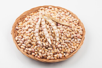  An annual herb from the legume family. The height is 60~100cm, and the leaves are alternate, three compound leaves, and have hairs.

