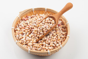  An annual herb from the legume family. The height is 60~100cm, and the leaves are alternate, three compound leaves, and have hairs.

