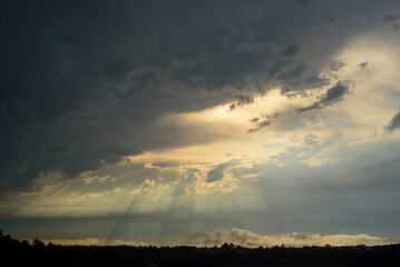 Cielo tormentoso sobre horizonte