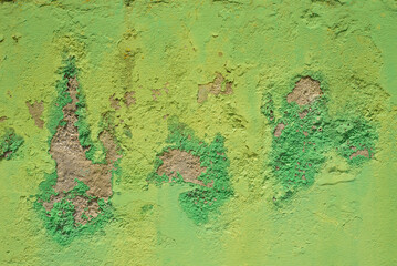 Pared deteriorada en pista de juegos