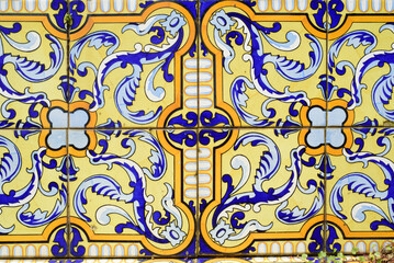 Diseño gráfico en azulejos al aire liber