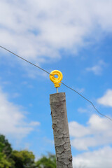 Gancho de plástico amarillo en valla eléctrica
