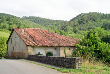 Tejado de tejas antiguas en casa rústica en el campo