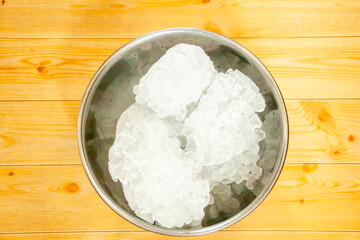 テーブルに置かれたステンレスボウルに入れたクラッシュアイス