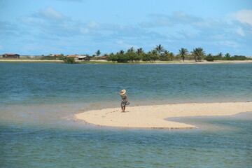 mulher com chapéu e saia na ilha do guajiru, ceará 