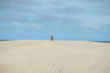 mulher nas dunas da barrinha, no cear&aacute; 