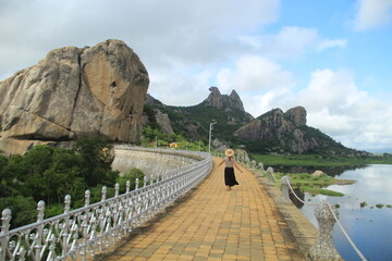 turista no açude do cedro, com pedra da galinha ao fundo, quixadá, ceará 