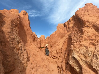 Fototapeta premium mulher nas falésias de canoa quebrada, ceará 