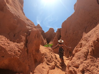 mulher nas fal&eacute;sias de canoa quebrada, cear&aacute; 