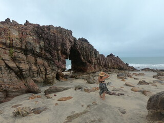 mulher na pedra furada no parque nacional de jericoacoara, ceará 
