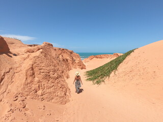 mulher nas fal&eacute;sias de canoa quebrada, cear&aacute; 