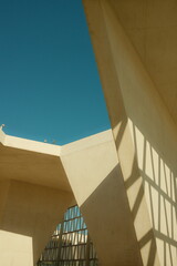 Fototapeta premium Grafische Architektur mit blauem Himmel