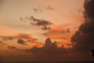 céu alaranjado no nascer do sol 