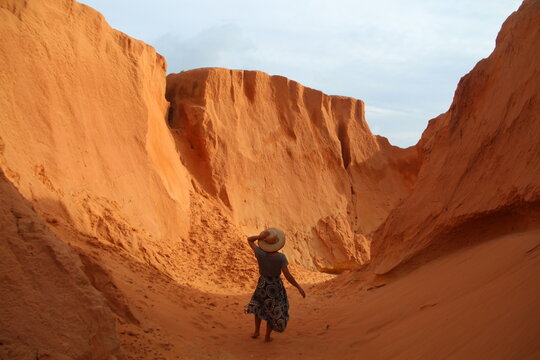 mulher nas fal&eacute;sias de canoa quebrada, cear&aacute; 
