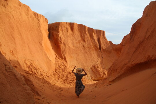 mulher nas fal&eacute;sias de canoa quebrada, cear&aacute; 