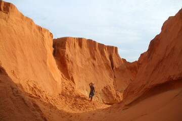mulher nas falésias de canoa quebrada, ceará 