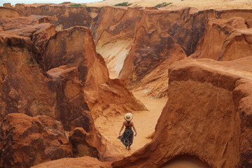 mulher nas fal&eacute;sias de morro branco, cear&aacute; 