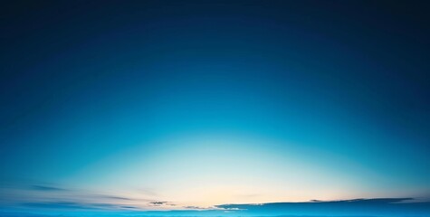 Obraz premium Blurred abstract gradient in white, blue, and black on dark grainy background. Large banner size.