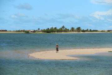 mulher de chapéu e vestido na ilha do guajiru, ceará 