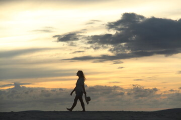 Obraz premium silhueta de mulher não identificada em pôr do sol em jericoacoara, ceará 
