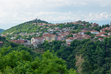 Fototapeta premium A view of a city between the mountains 