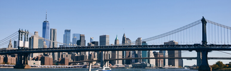 Obraz premium A view of the Manhattan Bridge and the New York City skyline.