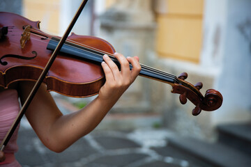 Dettaglio di mani di donna che suonano violino. Musica 