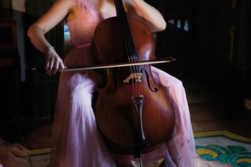 Donna con vestito colorato suona viola. Musica. 