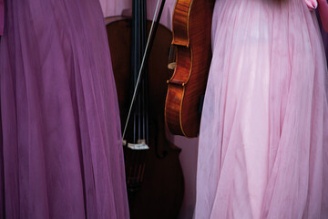 Violino e viola tra vestiti colorati. Strumenti musicali a corda