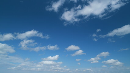 Obraz premium Daylight exotic horizon in tropical summer sunlight. Beautiful sunny blue sky background with tiny cumulus and stratocumulus. Timelapse.