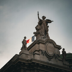 Obraz premium Architectural Details of the Grand Palais with the French Flag - Grandeur and patriotism in a single image.