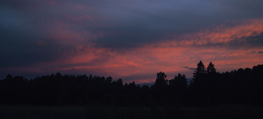 Obraz premium The beauty of the evening, which is indescribable with the golden sky.