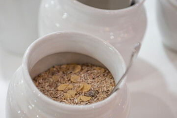 Close-up de un bol blanco lleno de cereales para desayuno. Mezcla de muesli. 