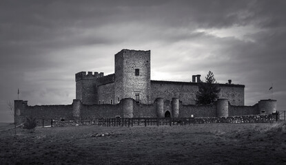 Castillo de Pedraza en Segovia España en blanco y negro, rodeado de su muralla medieval, sobre...