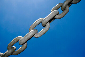 Tightened chain with strong links