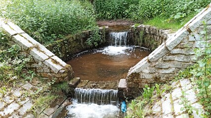 Wodospad w parku.  © WalDec