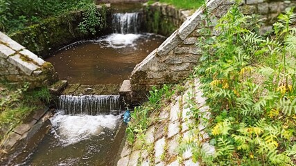 Wodospad w parku.  © WalDec