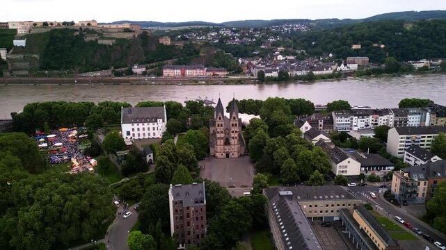 Kirche am Fluss in Koblenz, Deutschland.