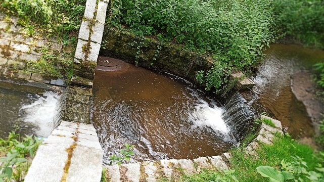 Wodne kaskady w parku. 
