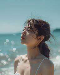 夏の海を見つめる若い日本人女性のポートレート