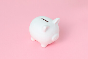 Hucha cerdito blanco en fodo rosa