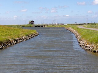 Spaziergang auf der Insel Hallig Hooge in der Nordsee vom Lorenzwarft zum Backenswarf  über das...