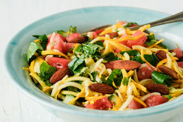 Sommersalat mit gelber Zucchini, Wassermelone und Minze