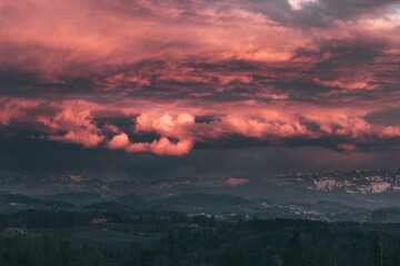 Abendrot mit impolsant beleuchteten Wolken