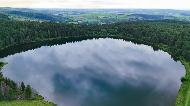 Le lac de servieres en Auvergne en France