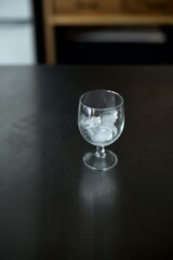 氷だけ入れたグラス