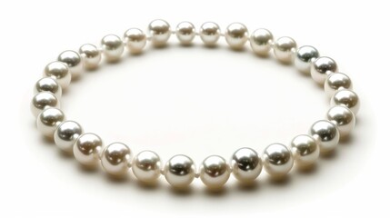 Obraz premium Elegant pearl necklace arranged in a circular shape on a white background