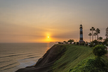 Atardecer en el Faro de Miraflores - Lima, Perú