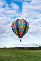 Obraz premium Hot Air Balloon and scattered clouds